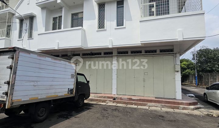 For Sale 4 Units of Attached Shophouses. 3 Floors. Each Upper Ceiling Already Uses Light Steel. Ceiling Uses PVC, Termite & Mold Resistant & Easy to Clean. Price 1.75 Billion/unit. HGB Certificate.