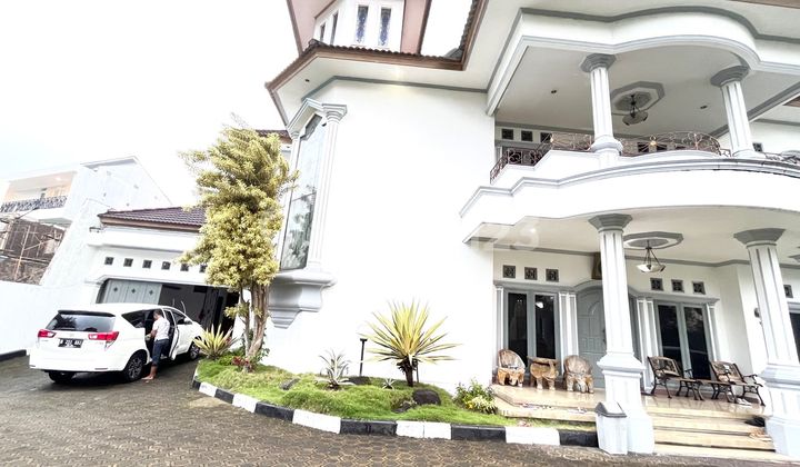 VILLA Di Jalan Raya Puncak