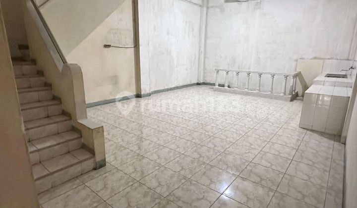 Rumah Jelambar Utama 3 Lantai Cocok untuk Usaha Rumah Jelambar Utama 3 Lantai Cocok untuk Usaha