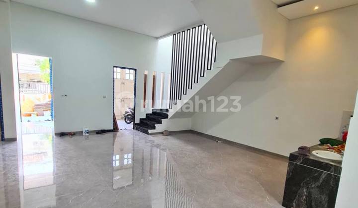 Rumah Manyar Kertoadi Bangunan Baru Gress