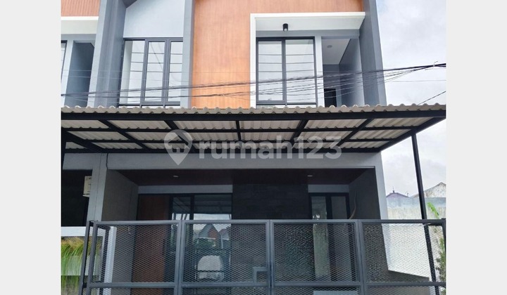 New House in Manyar Tirtoyoso