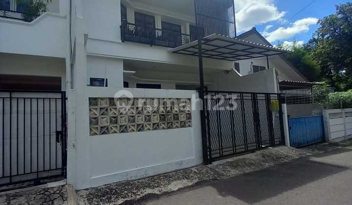 Rumah 2 Lantai Bagus Unfurnished SHM Dekat Scbd di Kebayoran Baru
