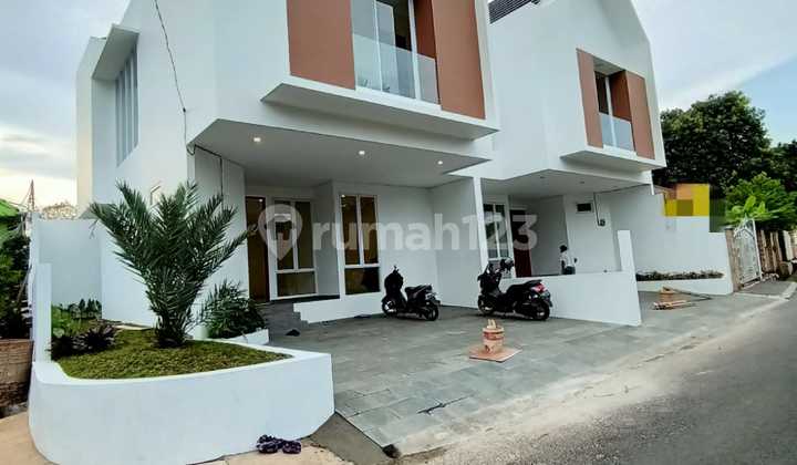 Rumah 2 Lantai Baru Unfurnished SHM di Dekat Pejaten Village, Jakarta Selatan