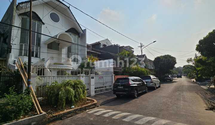 Rumah 3 Lantai Bagus Unfurnished SHM di Kartika Alam,pondok Indah, Jakarta Selatan