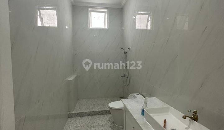 Rumah 2 Lantai Bagus Bangunan Baru Furnished SHM di Pondok Indah, Jakarta Selatan 2