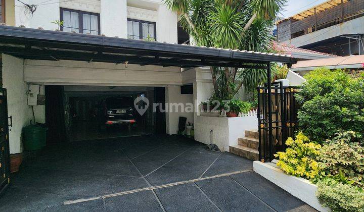 Rumah 3 Lantai Bagus Semi Furnished SHM di Pondok Indah, Jakarta Selatan 2