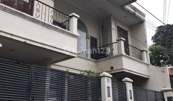 Rumah 3 Lantai Bagus Semi Furnished SHM 1