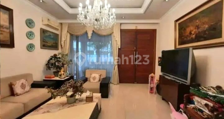 Rumah Besar dan Asri di Jakarta Selatan 7689