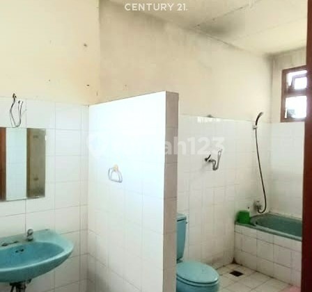 House by the Roadside Adjacent to Bintaro Suitable for Business 9389