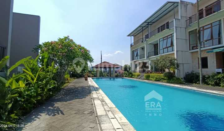 Rumah Setra Duta Dengan Private Pool Hanya 10 Menit Dari Exit Tol Pasteur 2