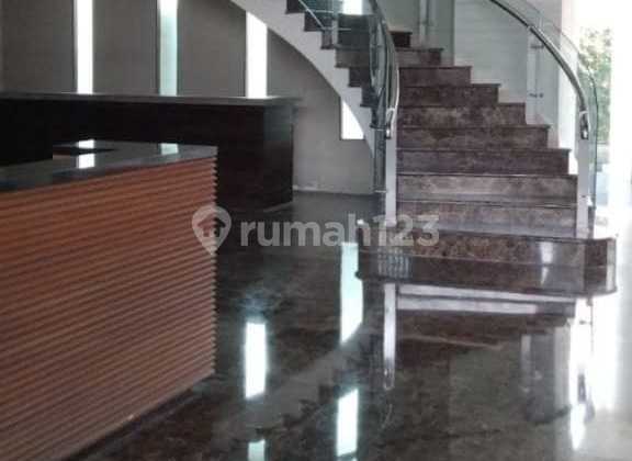 8-story Building Former Bank Can Be Used for Mall