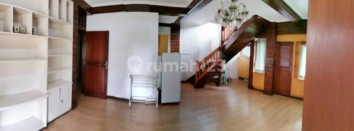 Villa Style House with Spacious Garden Facing South and East 2