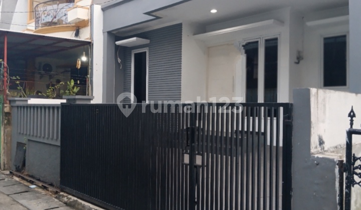 Disewakan Rumah Minimalisuda Tinggi Dari Jalan di Jalan 1 Mobil di Kelapa Gading Jakut