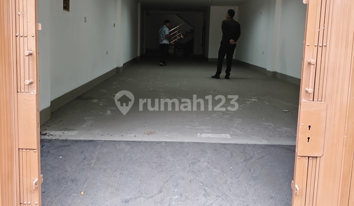 For Rent 3.5-Story Shophouse in Pangeran Jayakarta Facing Main Road