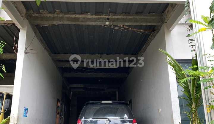 Nice 3-story house facing the lake, near Buaran Station, Cakung 2