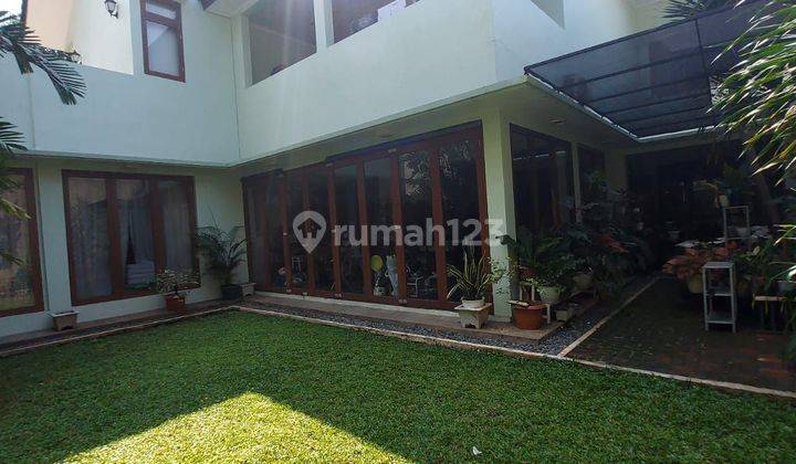 Rumah Bagus dan halaman luas di Kemang 2