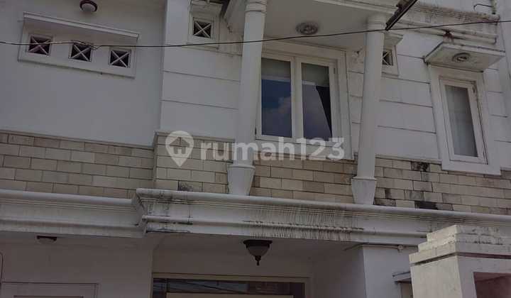 Dijual Rumah 3 Lantai Harus Renovasi