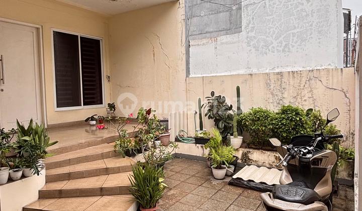 Minimalist 3-Story House for Sale in Petojo, Ready to Occupy Minimalist 3-Story House for Sale in Petojo, Ready to Occupy