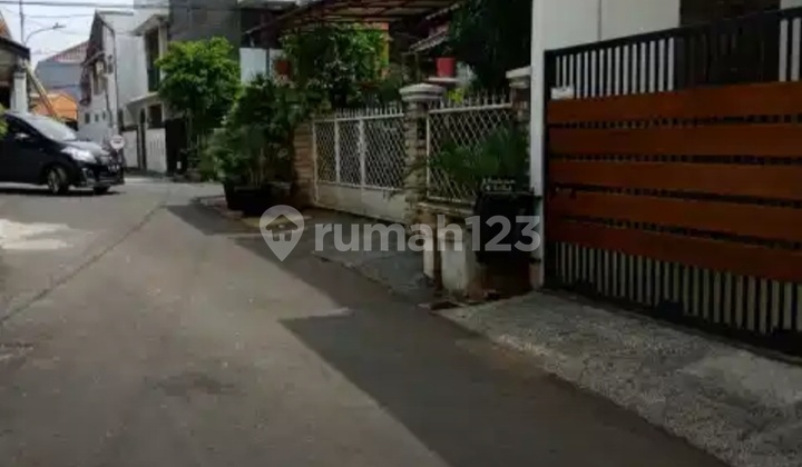 Dijual Rumah 3 Lantai.di Area Pulomas Furnish Siap.huni Bebas Banjir