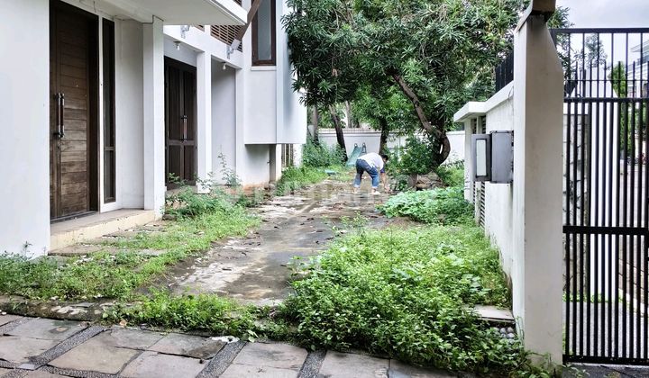 Dijual Rumah Hook 3 Lantai Ada Pool di Kelapa Gading