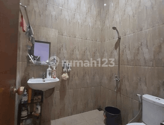 kamar mandi rumah cluster di cimanggu permai