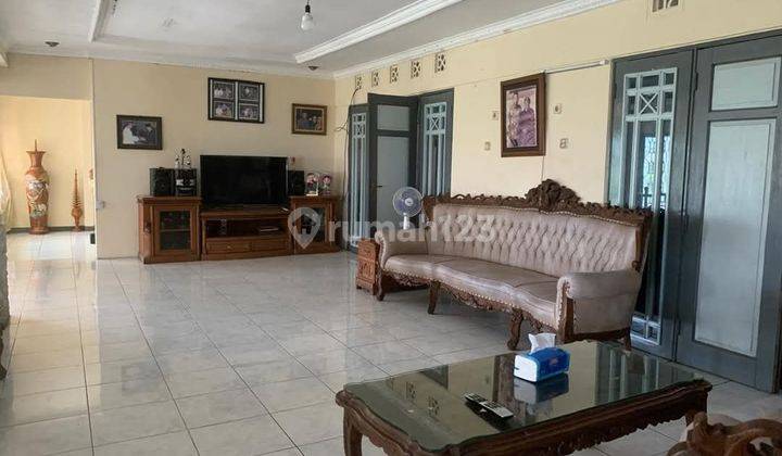 Rumah Aseri Semi Vila Halaman Luas Lokasi Bandung Kota  2