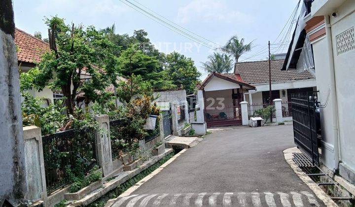 tampak depan rumah aseri dekat stasiun di