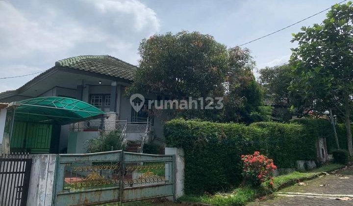 Rumah Aseri Semi Vila Halaman Luas Lokasi Bandung Kota  1