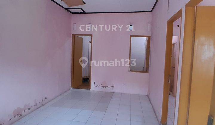 ruang tamu rumah area strategis di puri