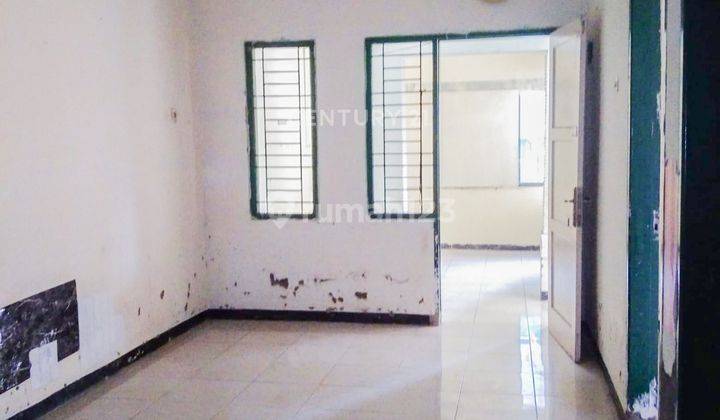 ruang tamu rumah strategis akses tol di