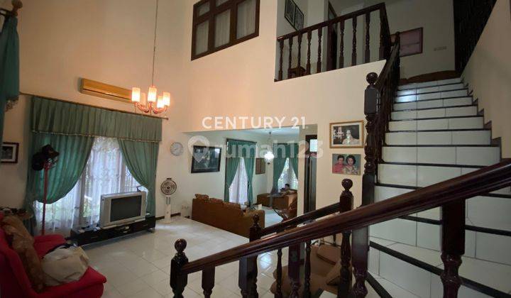 ruang tamu rumah mewah strategis di villa