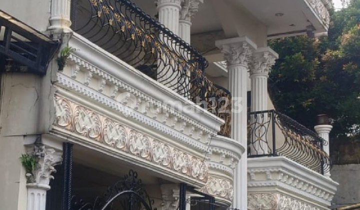 Strategic 3-Storey House in Villa Dago Pamulang, South Tangerang