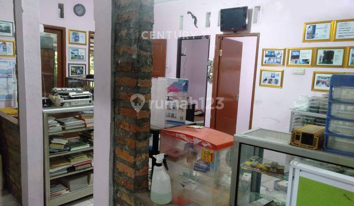 ruang tamu rumah strategis di perumahan puri
