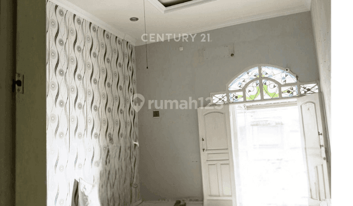 ruang tamu rumah strategis di perumahan jatijajar