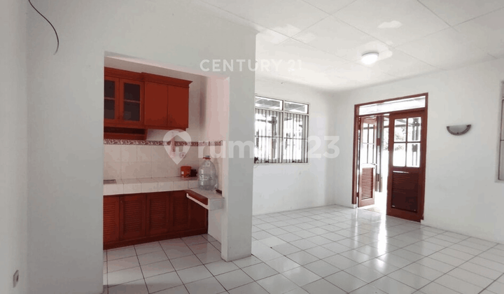 Rumah Hook Taman Luas Di Sentul City Cluster Taman Legian 2