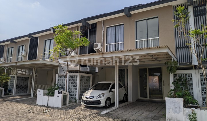FOR SALE MINIMALIST HOUSE WITH LAKE VIEW IN OAKWOOD CLUSTER – Royal Residence West Surabaya 1M nego