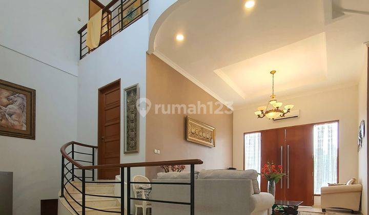 Rumah bergaya tropis dalam cluster dengan material high end Dan halaman luas di Bintaro 1