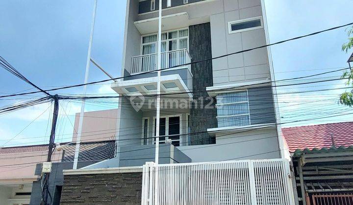 Rumah Cantik Minimalis Taman Ratu 3 Lantai Siap Huni 1