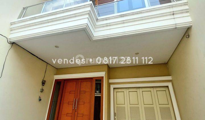 Rumah Modern Semi Furnished di Taman Ratu 3 Lantai Siap Huni 2