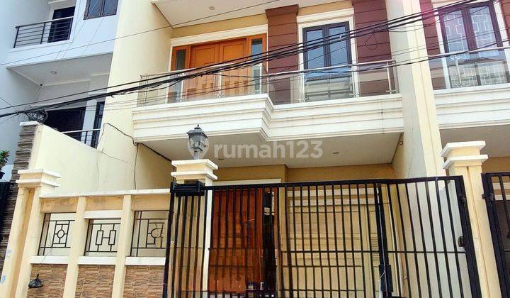 Rumah Modern Semi Furnished di Taman Ratu 3 Lantai Siap Huni 1