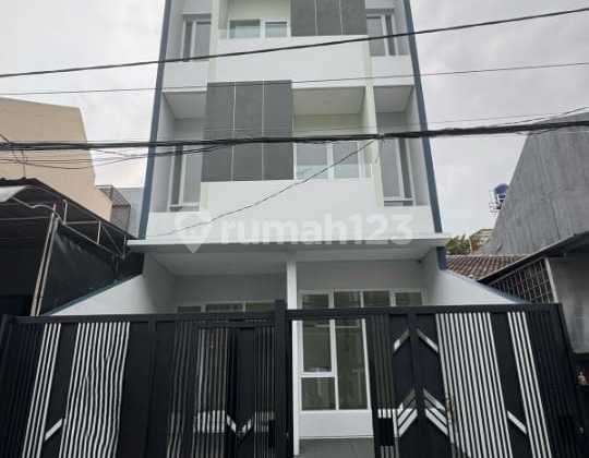 Dijual Rumah 3,5 Lantai Brand New Modern Minimalis di Kelapa Cengkir, Summarecon Kelapa Gading