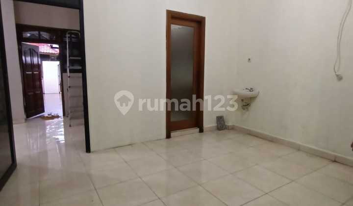 1.5-Story House in East Tebet, Type 10x15, Land Area/Building Area 150/160 m2, 2+1 Bedrooms/2+1 Bathrooms, Non-Furnished, Freehold Title 2