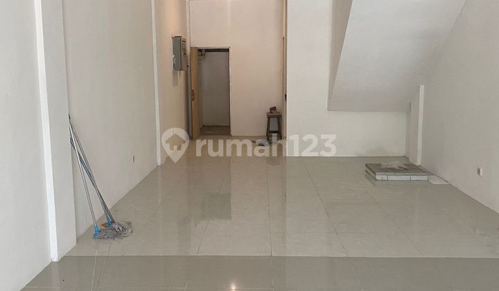 For Rent: Ruko Raya Merdeka Cimone Tangerang  
Ideal for Banks, Offices, etc.  
Formerly leased by BNI Syariah Bank, well-maintained building condition, spacious parking.