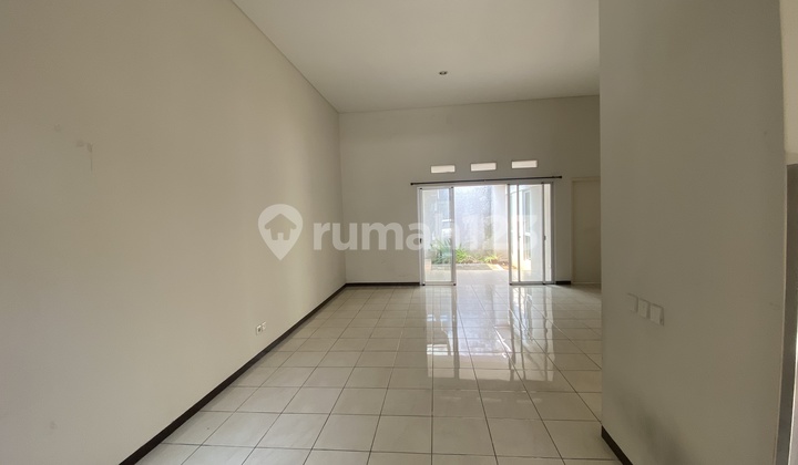 Single-Story House, Serene, Comfortable, and Well-Maintained Near Town Center. 2