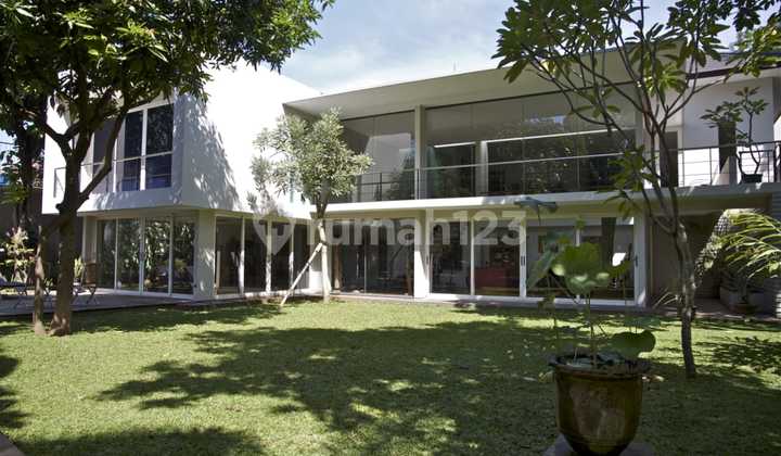 Rumah Mewah Modern Tropis 