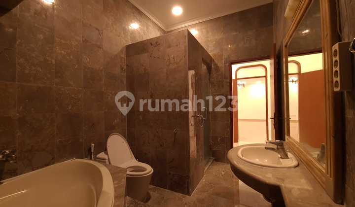 Rumah bergaya Klasik di Permata Hijau Jakarta Selatan 15