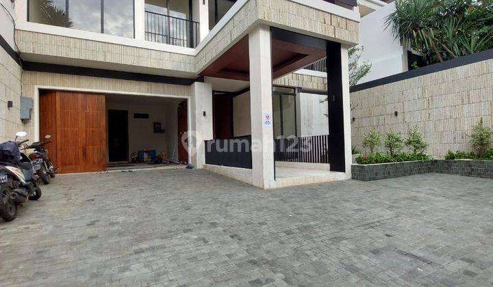 For Sale
Brand New House Kemang
Jakarta selatan

luas tanah 570
luas bangunan 560
bangunan 2 lantai
kamar tidur 5
kamar mandi 5
kamar asisten 2
kamar mandi asisten 1
taman depan & belakang
swimming pool
post scurity listrik 16500
Garasi 2 Mobil
Carport 3  1