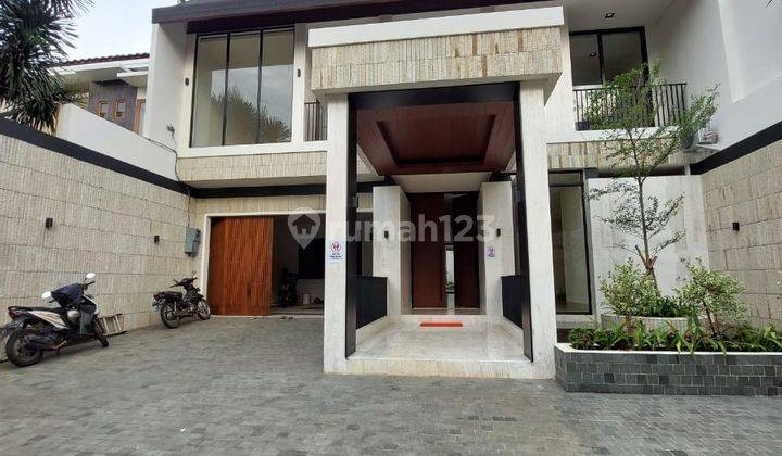 For Sale
Brand New House Kemang
Jakarta selatan

luas tanah 570
luas bangunan 560
bangunan 2 lantai
kamar tidur 5
kamar mandi 5
kamar asisten 2
kamar mandi asisten 1
taman depan & belakang
swimming pool
post scurity listrik 16500
Garasi 2 Mobil
Carport 3  2