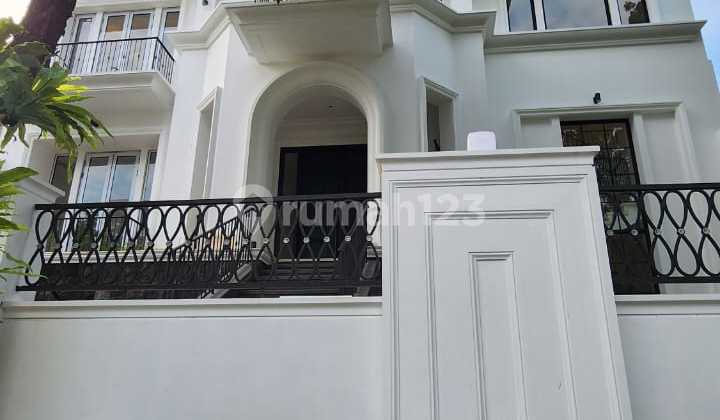 Rumah 2 Lantai Semi Furnished di Kebayoran Baru Jakarta Selatan, Jakarta Selatan