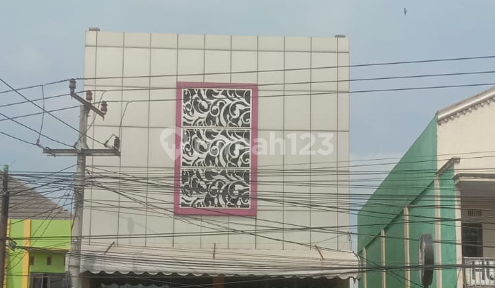 4-Storey Shop House on Main Road Serdang, Suitable for Business 4-Storey Shop House on Main Road Serdang, Suitable for Business